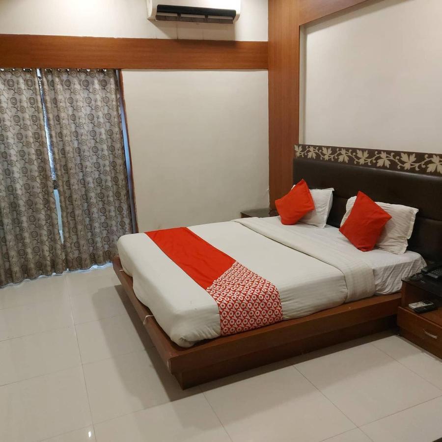 Hotel Shreenath อาเมดาบัด ภายนอก รูปภาพ